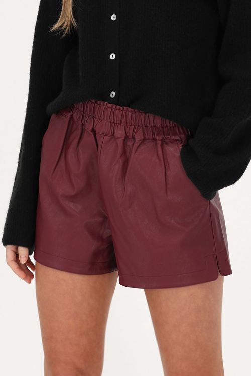 Burgundy leather-look shorts with elastic band | My Jewellery