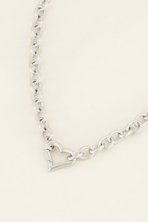 Chain necklace with heart closure