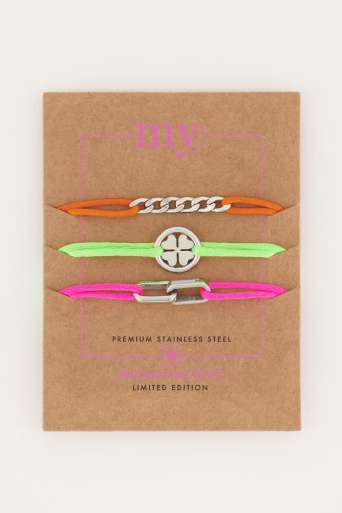 Ensemble de bracelets colorés avec charms