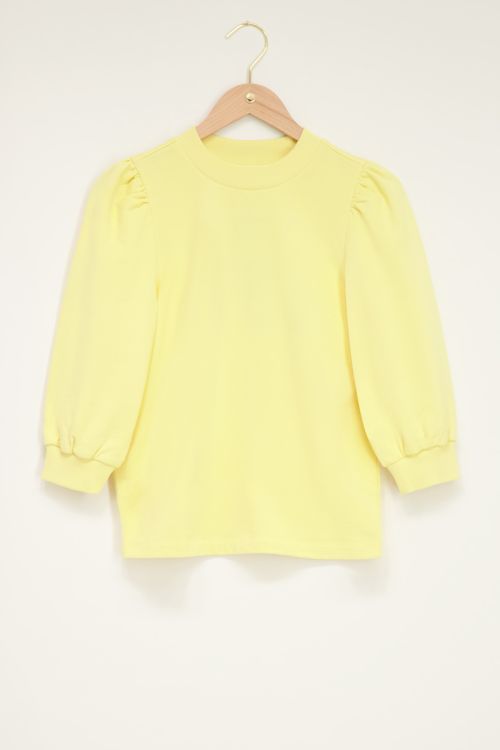 Gele sweater met korte pofmouw
