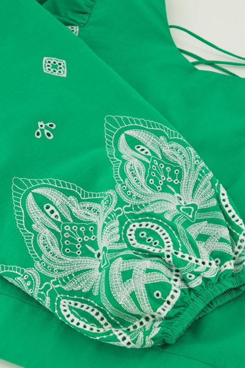 Groene top met gestrikte achterkant en embroidery