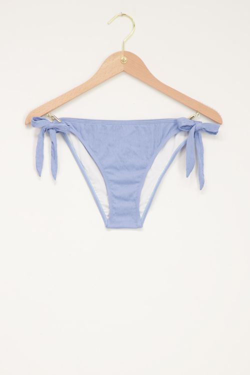 Hellblaues Bikinihöschen in V-Form und geripptem Stoff