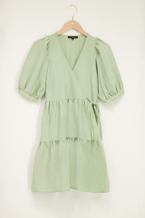 Mint groene jurk met lagen en pofmouwen