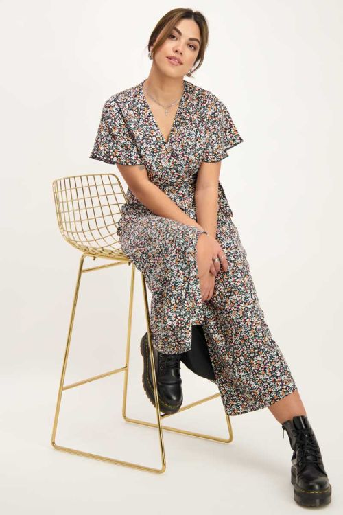 Blauwe midi wikkeljurk met multikleur
