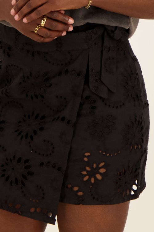 zwarte-skort-met-bloemen-broderie