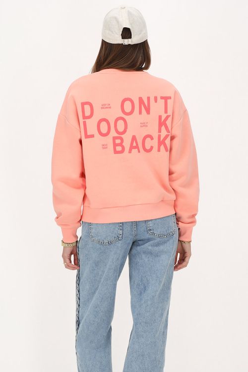 Orange sweater "Don't look back"