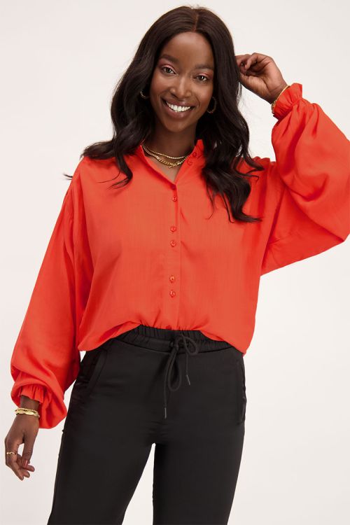 Oranje blouse met wijdvallende mouwen