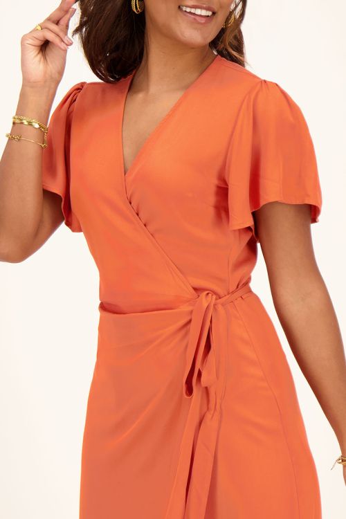 Oranje midi wikkeljurk met vlindermouw | My Jewellery