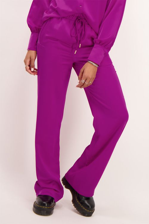 Paarse pantalon satijnen look