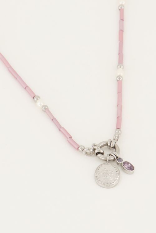 Paarse kralen ketting met slotje en bedels