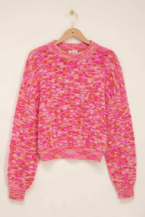 Pinker Zopfstrickpullover mit orangefarbenen Akzenten