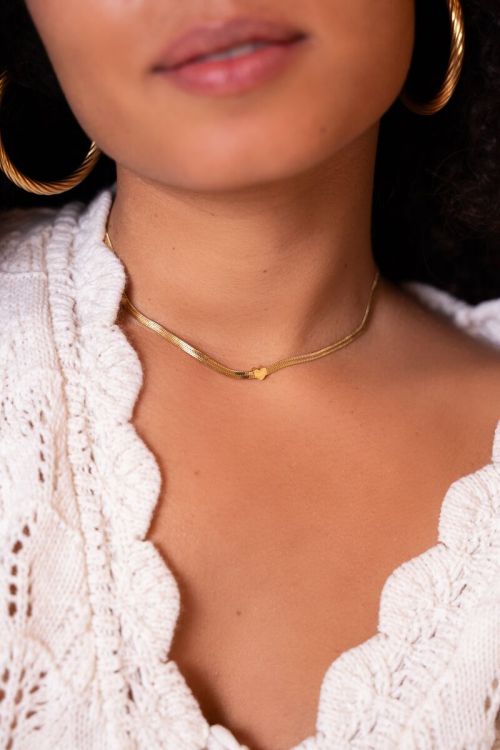 Flat chain necklace with heart charm