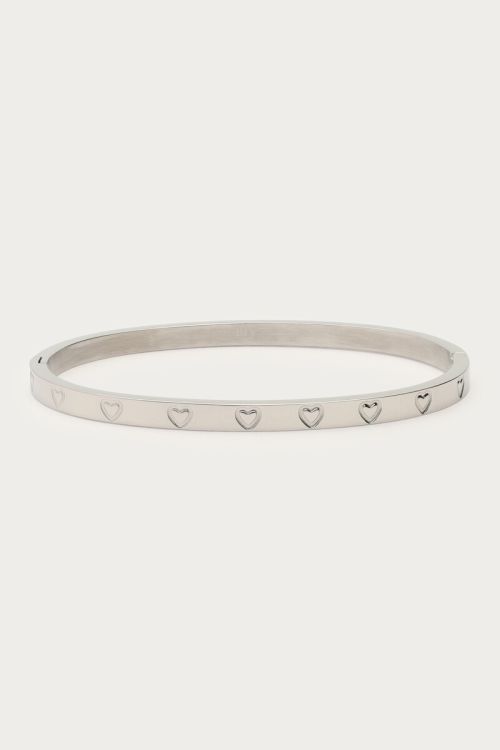 Bangle met gegraveerde hartjes