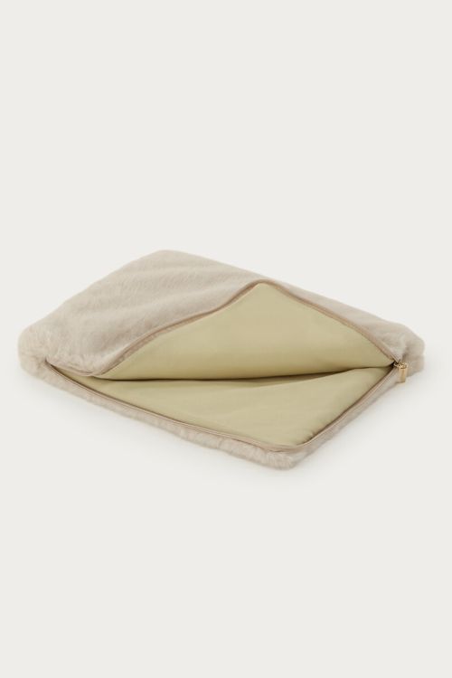 Beige fur look laptop sleeve | My Jewellery