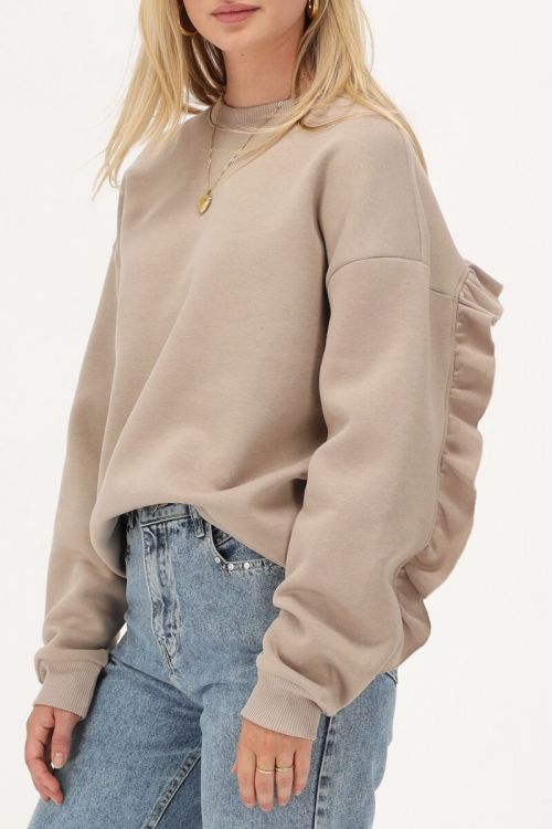 Beige sweater with ruffle and patch | My Jewellery