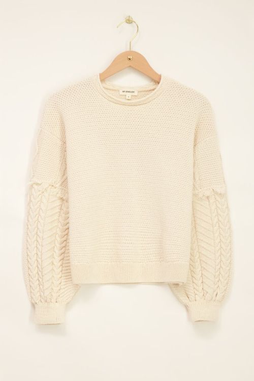 Beigefarbener Pullover mit Jacquard-Ärmeln