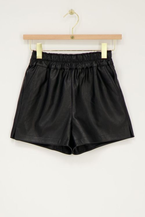 Zwarte leatherlook short met elastieken band