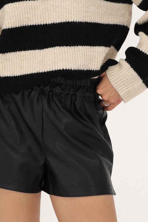 Zwarte leatherlook short met elastieken band