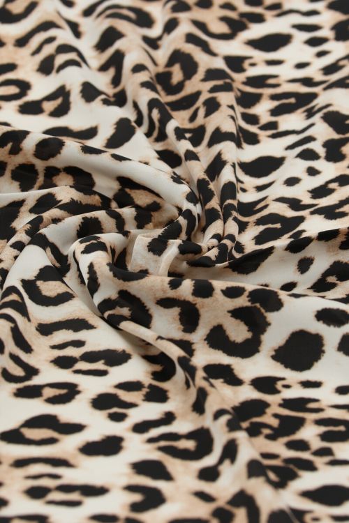 Schwarzer Schal in Satinoptik mit Leopardenmuster