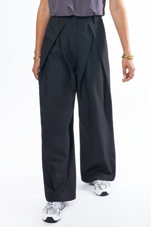 Black trousers with pleats | My Jewellery