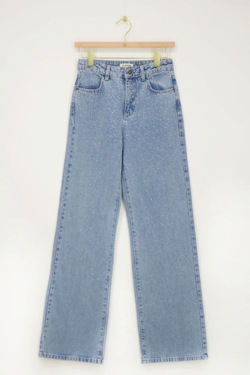 Blaue Jeans mit weitem Bein und Strasssteinen