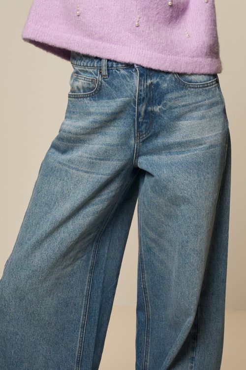 Jean large bleu à ourlet asymétrique