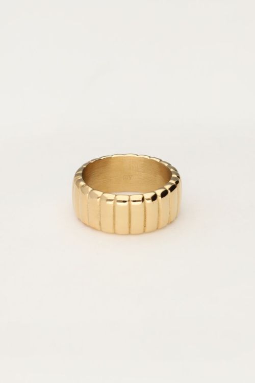 Bold ring with ridges