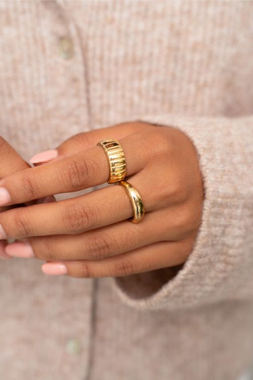 Bold ring with ridges