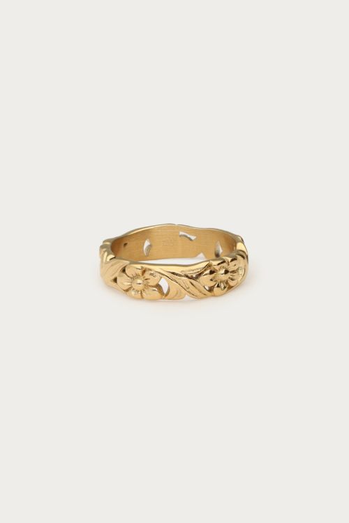 Botanical ring with vintage flowers