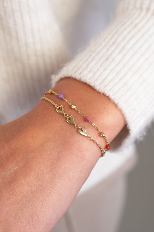 Armband mit pinken und lilafarbenen Perlen