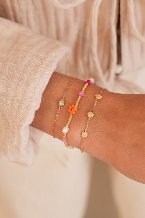 Armband mit Süßwasserperlen und Blumen