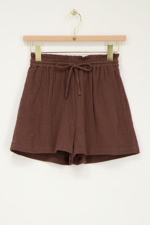 Short marron avec élastique et volants