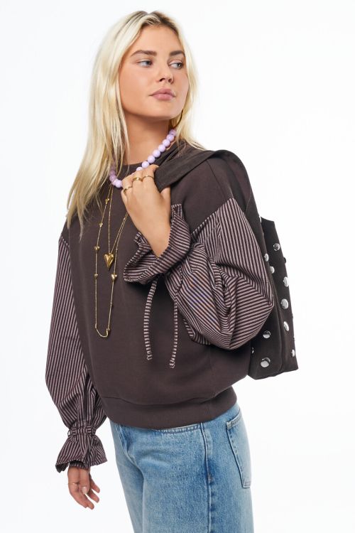 Brown sweater with striped sleeves | My Jewellery