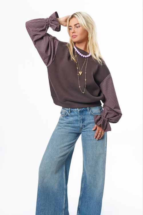 Brown sweater with striped sleeves | My Jewellery