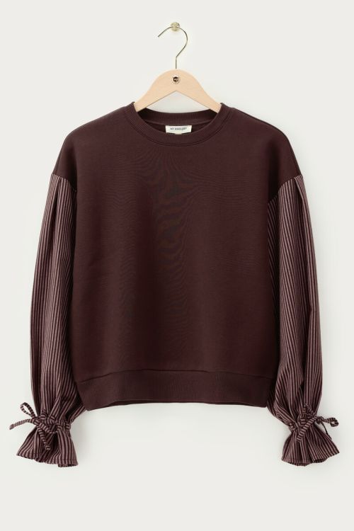 Brown sweater with striped sleeves | My jewellery