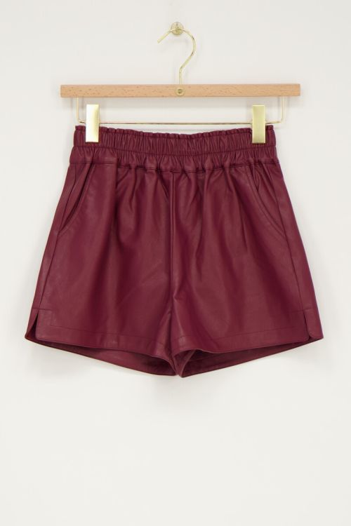 Burgundy leather-look shorts with elastic band | My Jewellery