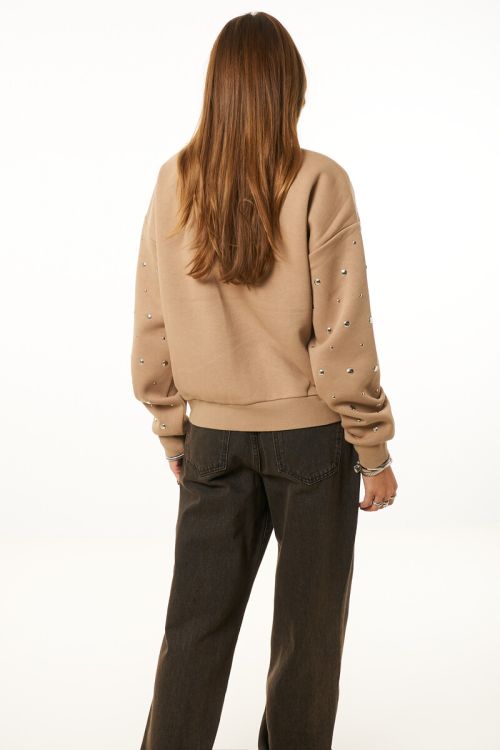 Camel sweater with silver-coloured studs | My Jewellery
