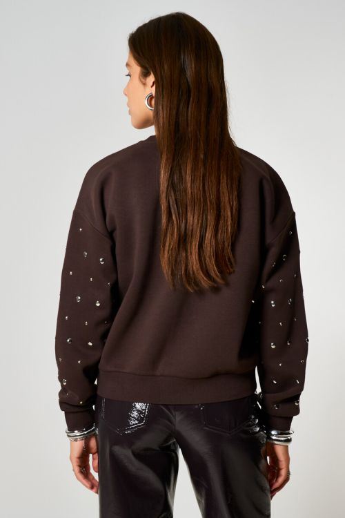Dark brown sweater with silver-coloured studs | My Jewellery