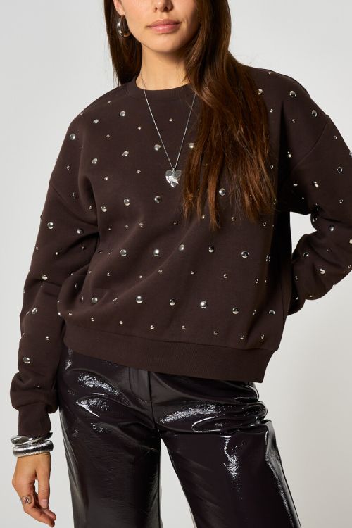 Dark brown sweater with silver-coloured studs | My Jewellery