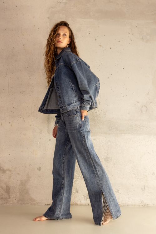 Blaue Jeans mit weitem Bein und Strassbesatz