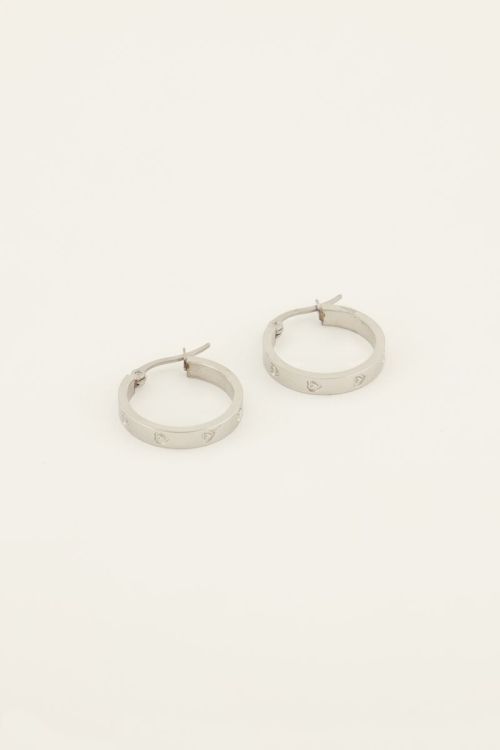 Earrings with engraved hearts