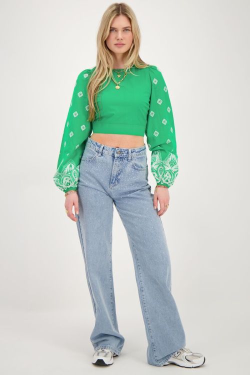 Groene top met gestrikte achterkant en embroidery