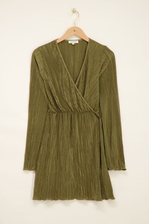 Grünes plissiertes Kleid