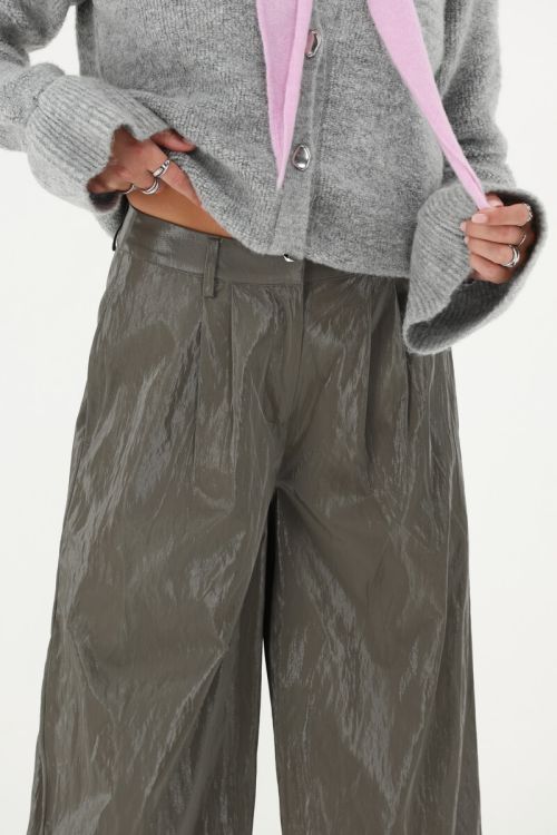 Pantalon large en simili cuir vert avec plis