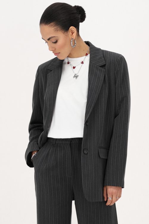 Grauer Blazer mit Nadelstreifen