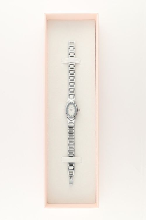 Iconic oval watch