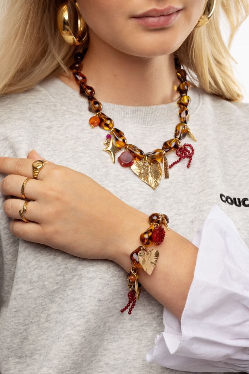 Perlenarmband mit Leopardenmuster und Anhängern