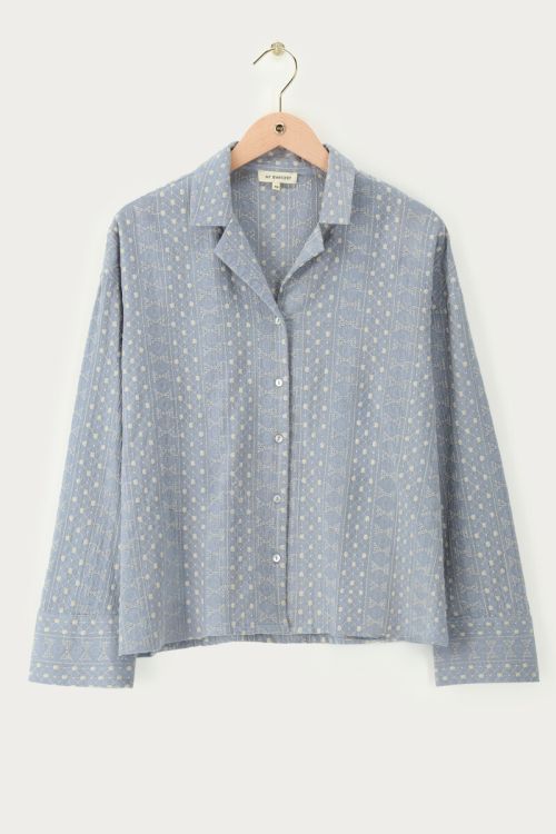 Hellblaue Bluse mit Stickerei