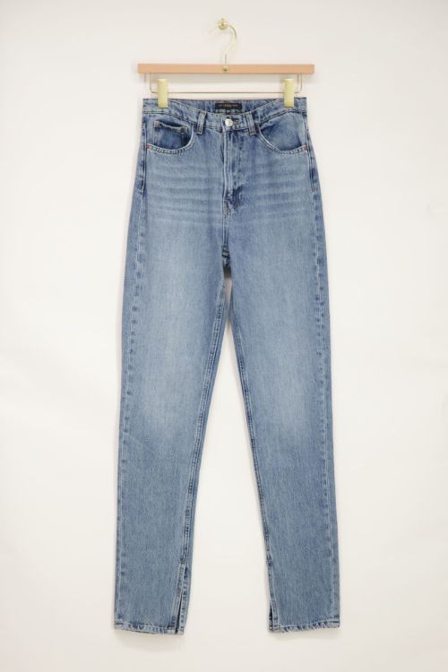 Hellblaue Jeans mit Schlitz