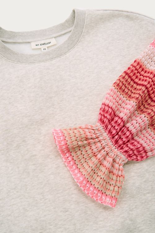 Beige sweater with pink striped sleeves | My Jewellery